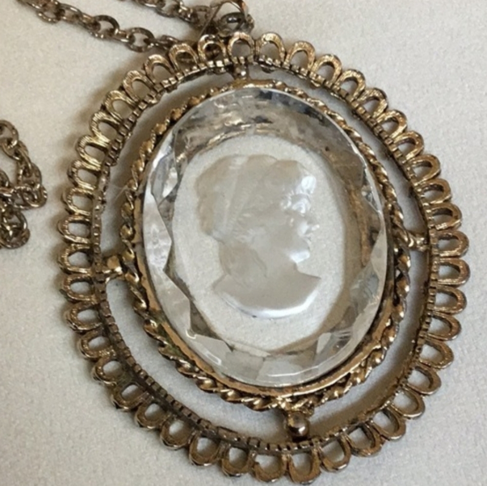 Glass Cameo Pendant & Free Chain